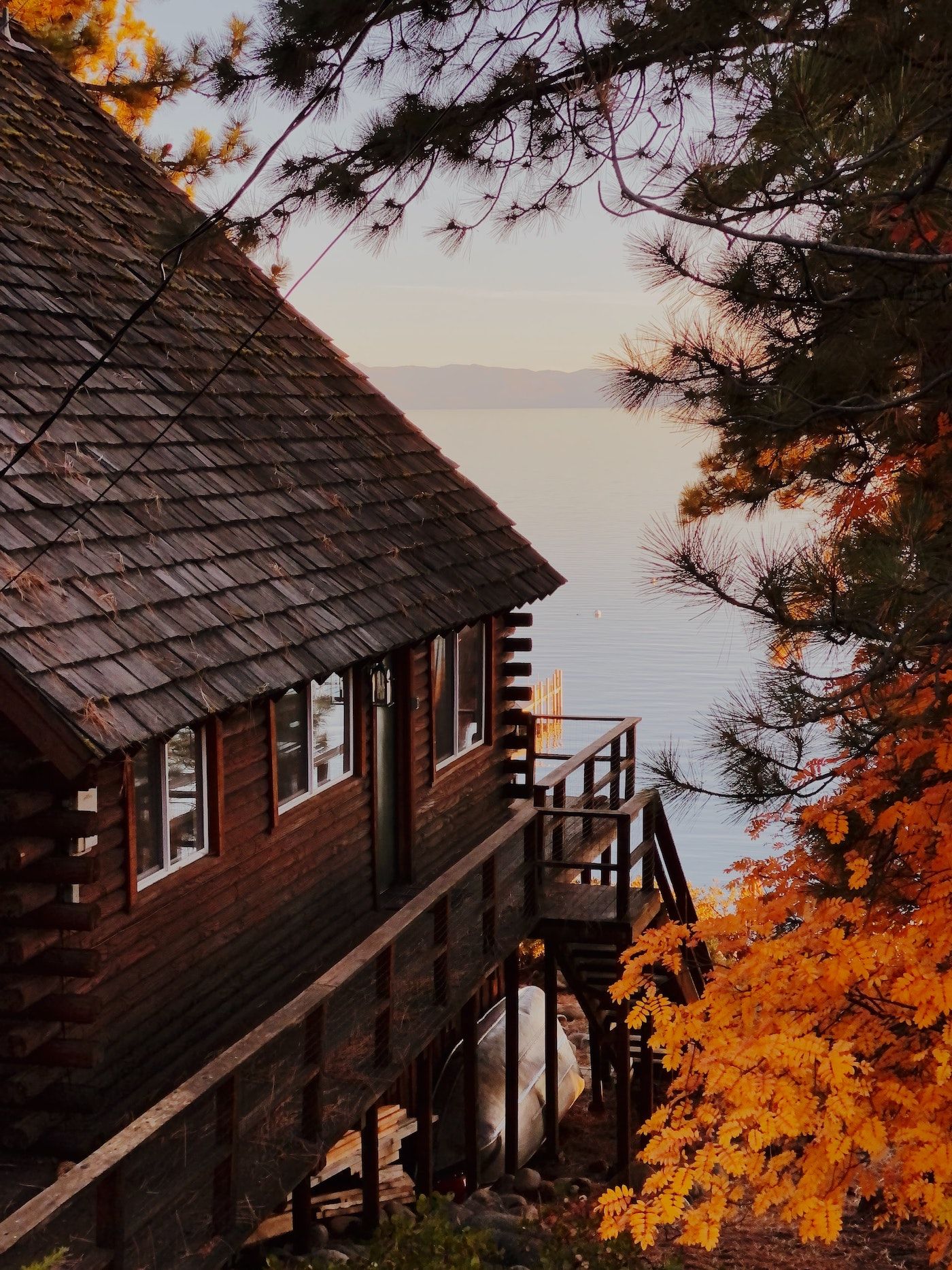 cabin on the lake__how to plan a corporate retreat_flok